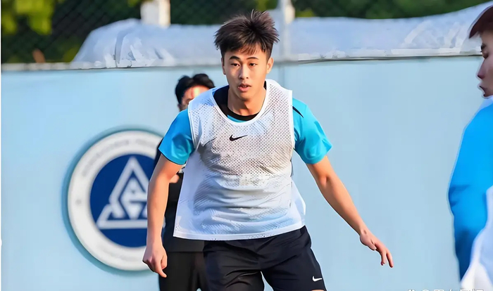 半岛体育app-从希望之星到“玻璃人”：戴伟浚的两次冬训，中国足球的一声叹息|中国男足|上海申花足球俱乐部|球员|心理|申花_新浪体育_新浪新闻