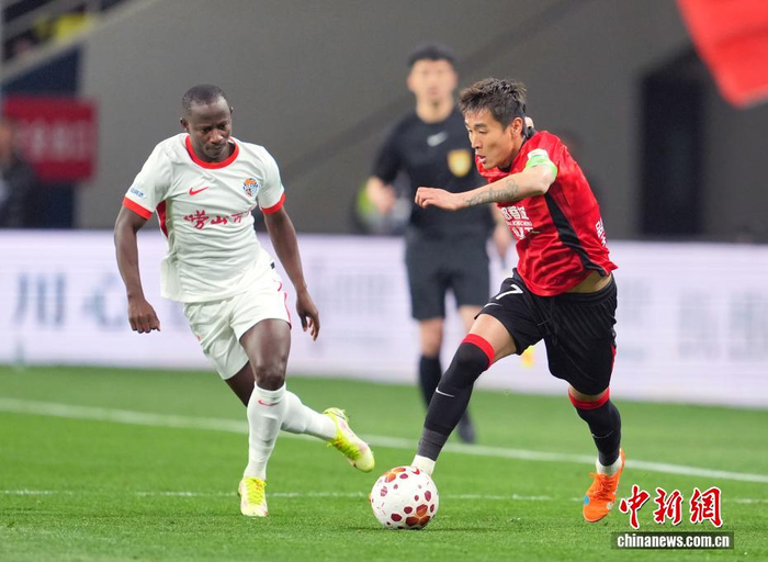 半岛体育app-2026赛季中超联赛：成都蓉城队胜青岛海牛队|四川成都|中新社|拜合拉木·阿卜杜外力|韦世豪|安源_新浪体育_新浪新闻